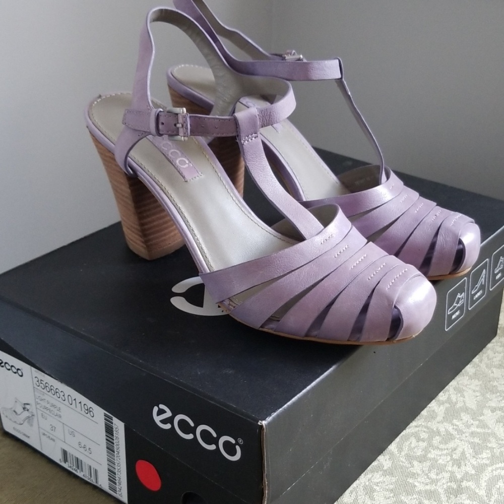 Ecco Omak size 37 light purple t strap